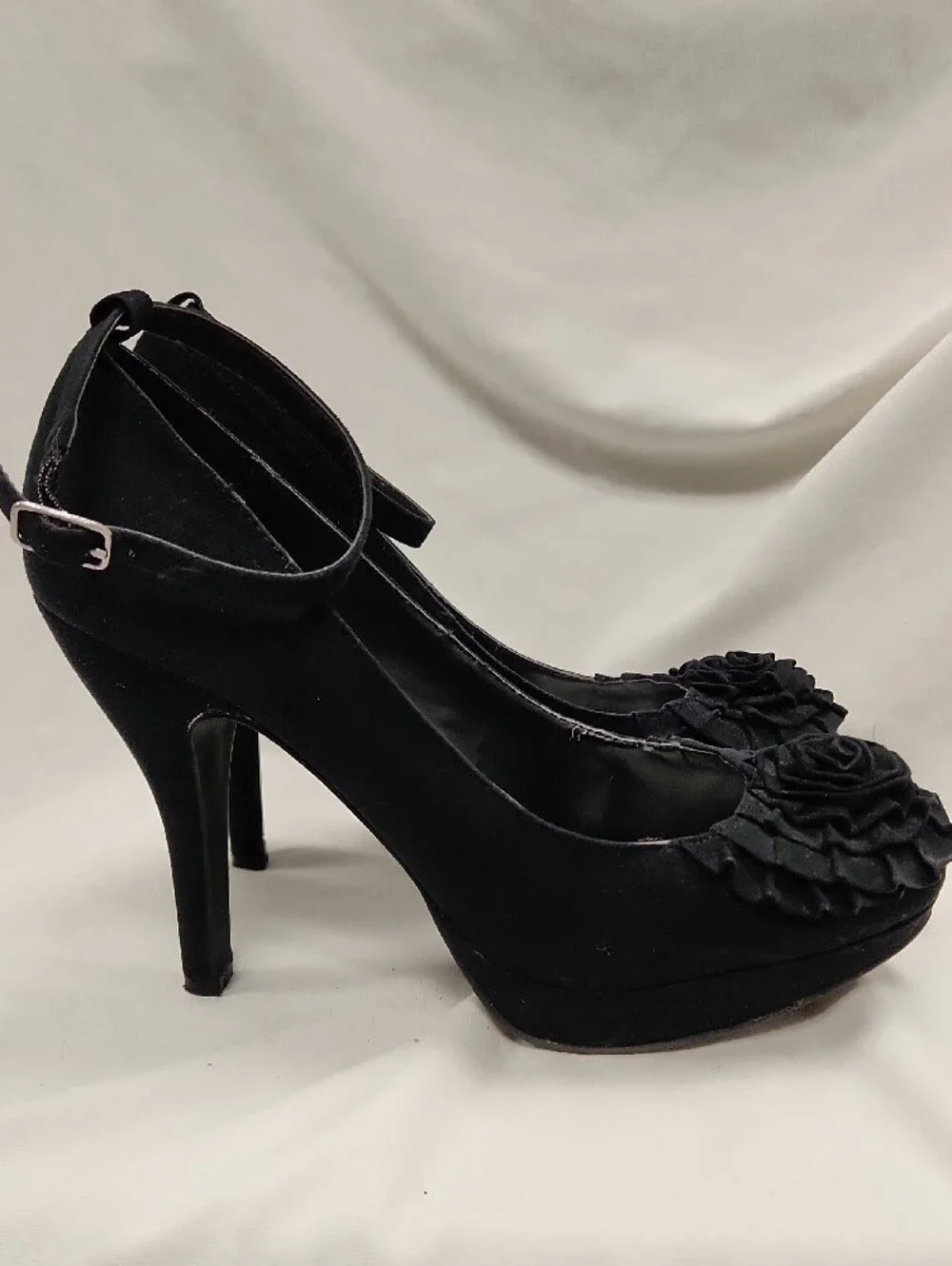 👠 Fergalicious Black Floral  Ankle-Strap Heels Sz 7
